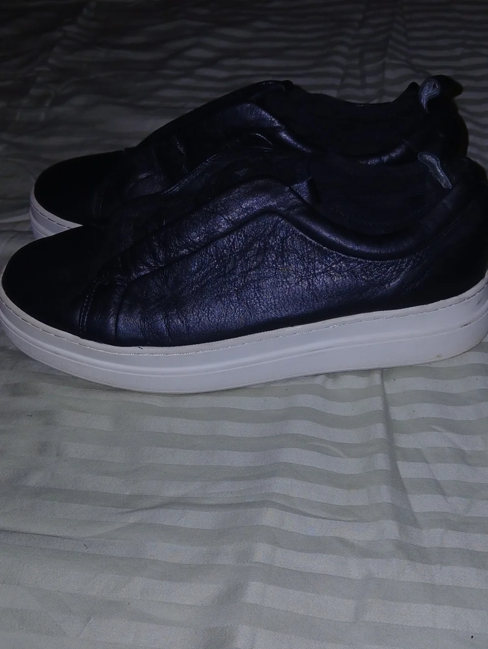 J/SLIDES Womens Black Leather Slip-On Sneakers White Platform Sole Sz: 9